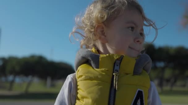 Cooles kleines Mädchen in gelber Jacke - Filmmaterial, Video