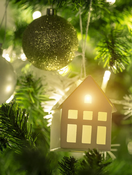 Arbre de Noël avec décoration de maison miniature suspendue - Photo, image