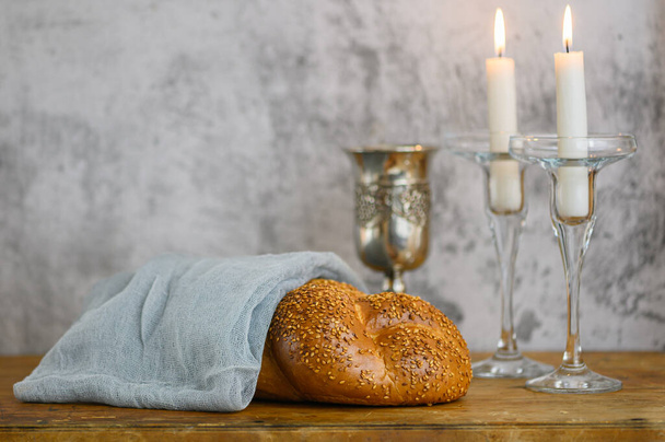 Şabat Şalom Challah ekmeği, Şabat şarabı ve ahşap masada mumlar.. - Fotoğraf, Görsel