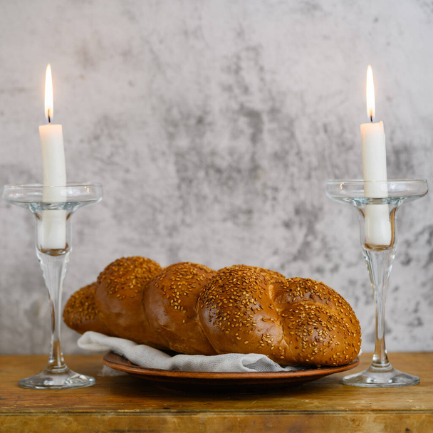 Şabat Şalom Challah ekmeği, Şabat şarabı ve ahşap masada mumlar. Boşluğu kopyala. - Fotoğraf, Görsel