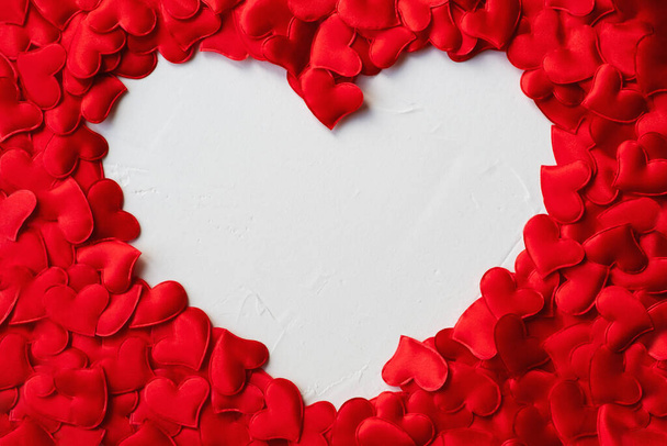 Kırmızı gülün kalp şeklindeki güzel taç yaprakları beyaza izole edilmiş. Sevgililer Günü, aşk konsepti. Uzay şablonunu kopyala. - Fotoğraf, Görsel