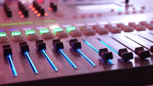 Professionele audio mixing console close-up. Muziekstudio. - Video