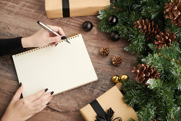 Mujer Escribiendo Regalos de Navidad Ideas - Foto, Imagen