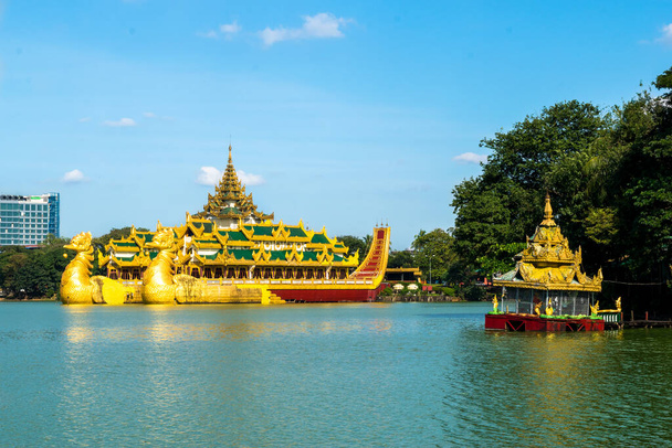Yangon, Myanmar - view of Karaweik Palace reflected on the waters of Kandawgyi Lake - Foto, Imagem
