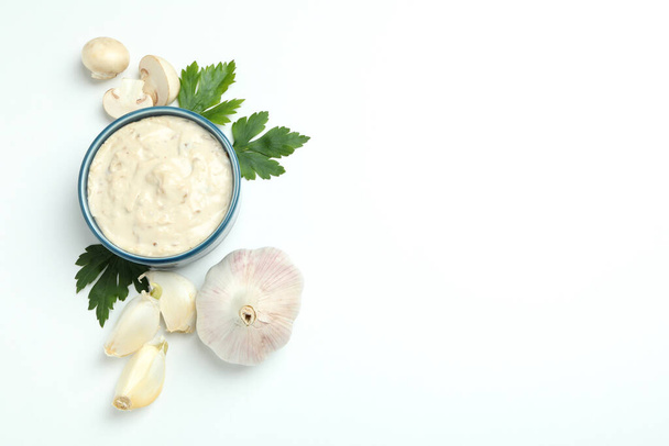 Концепция вкусной еды с грибным соусом на белом фоне - Фото, изображение
