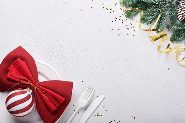 Mesa de Natal definindo cor branca com prataria, guardanapo cor vermelha, bolas de Natal, champanhe, copos no fundo branco para saudações xmas. Faz asneira.. - Foto, Imagem