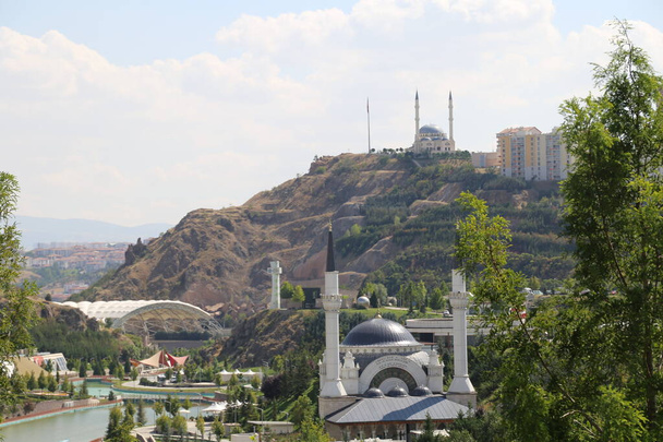 Türkiye Ankara Esertepe Vadisi Parkı ve şehir manzarası - Trkiye Ankara Esertepe vadisi Parkı ve ehir manzaras - Fotoğraf, Görsel