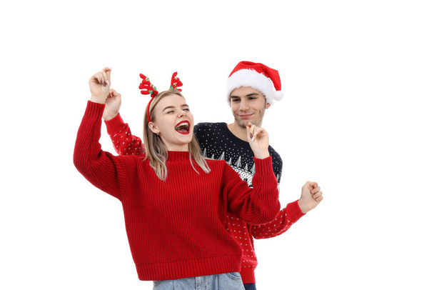 Ζευγάρι με Χριστουγεννιάτικα ρούχα απομονωμένο σε λευκό φόντο - Φωτογραφία, εικόνα