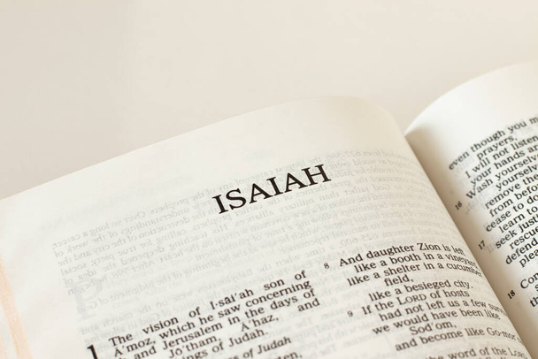 Nyílt Szent Biblia Ésaiás próféta könyv Ószövetség Szentírás fehér alapon. Keresztény bibliai koncepció a prófécia, a bizalom és a hit Isten Jézus Krisztusban. Az Úr igéjét olvasva. Közelkép.. - Fotó, kép
