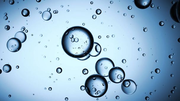 Burbujas de agua 3D claras puras en el flujo de fondo azul en el aire con el espacio de copia de fondo - Foto, Imagen