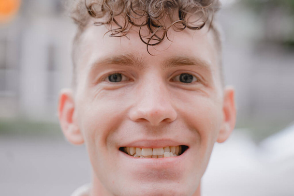 πορτρέτο ενός χαμογελαστού άντρα με παραμορφωμένο δάγκωμα - Φωτογραφία, εικόνα