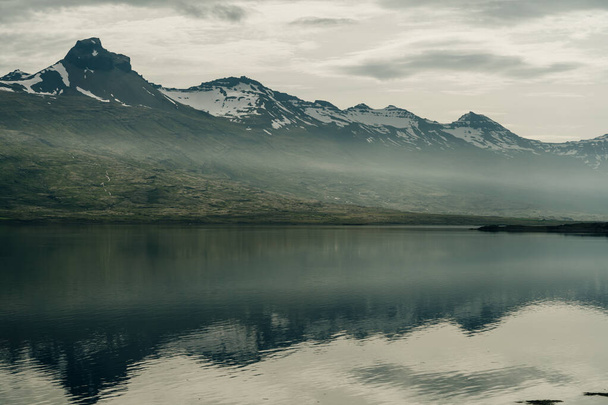 Неймовірний ісландський ландшафт на півночі. Фотографія високої якості - Фото, зображення