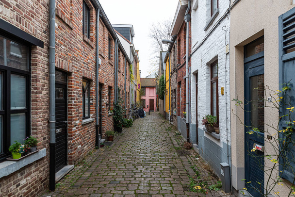 Leuven, Vlaams-Brabant, België - 12 18 2021: Een verlaten steegje met - Foto, afbeelding