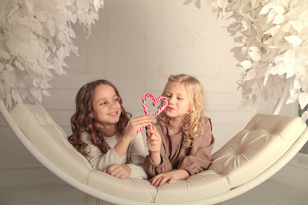 dos chicas con decoración de Navidad en el sillón - Foto, imagen