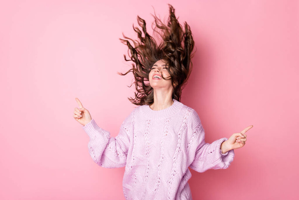 Retrato de encantadora chica alegre y soñadora bailando divirtiéndose disfrutando aislada sobre fondo de color rosa pastel azul - Foto, imagen
