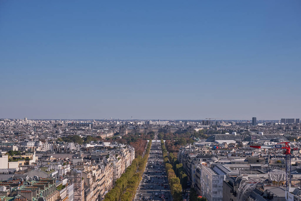 Luftaufnahme der Champs-Elyses vom Arc de Triomphe - Paris, Frankreich - Foto, Bild