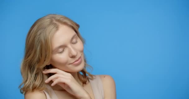 Blondýny hezká žena aplikuje tělový krém na rameno ve zpomaleném filmu. Dámská kosmetika. Kosmetické procedury na modré obrazovce, 4k Prores HQ - Záběry, video