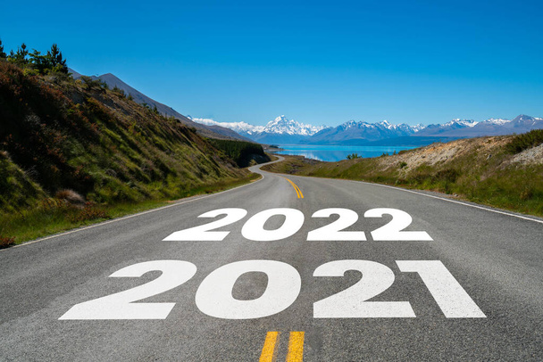 2022 Nouvel An voyage sur la route et concept de vision d'avenir - Photo, image