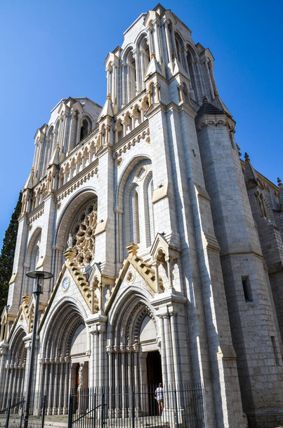 Katholieke neogotische basiliek van Notre-Dame de Nice gelegen aan de Côte d 'Azur, Frankrijk - Foto, afbeelding