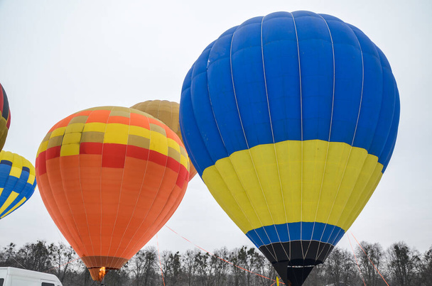 Viele bunte Heißluftballons starten und landen beim Luftfahrtfestival in Kiew, Ukraine - Foto, Bild