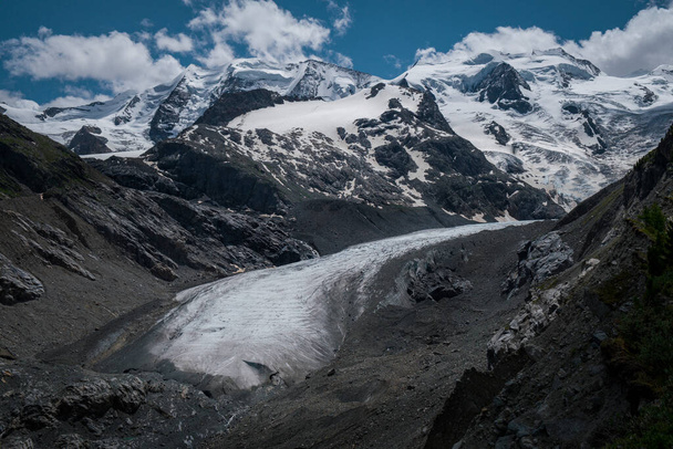 Morteratsch Glacier avec montagnes enneigées dans l'Engadin dans les Alpes suisses en été avec ciel bleu et soleil - Photo, image