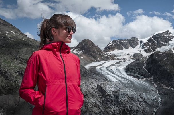 Жінка на льодовику Мортерач з сніжними горами в Енгадіні в швейцарських Альпах влітку з блакитним небом і сонцем. - Фото, зображення