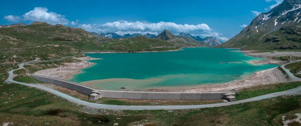 Reservoir τοίχο στη λίμνη ταμιευτήρα Lago Bianco στο Bernina Pass με μπλε ουρανό και ήλιο από ψηλά το καλοκαίρι - Φωτογραφία, εικόνα