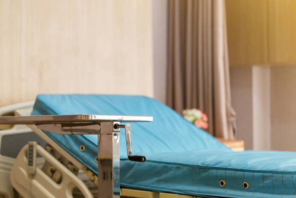 Habitación de hospital con camas y confortable equipamiento médico, Sala de Recuperación con camas y confortable equipamiento médico en un hospital - Foto, imagen