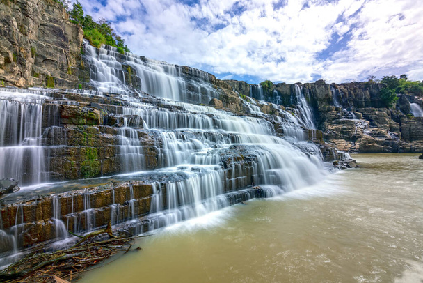 Mystické vodopád v náhorní Da Lat, Vietnam. Toto je známé jako první jihovýchodní Asie vodopád v divokou krásou přitahuje mnoho turistů k návštěvě - Fotografie, Obrázek