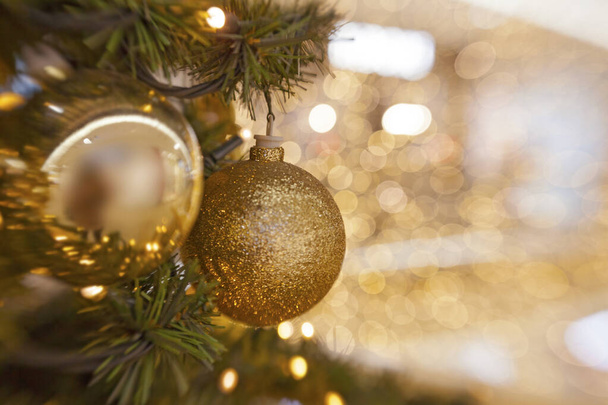 Weihnachtsbaum mit viel Dekoration mit Lichtern Bokeh - Foto, Bild