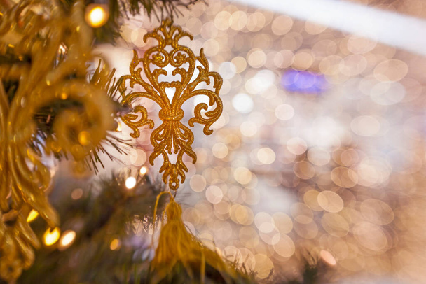 Karácsonyfa sok dekoráció fények bokeh - Fotó, kép