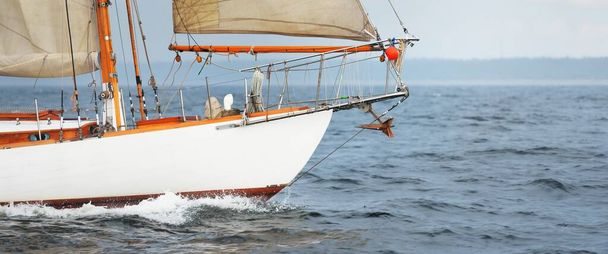 Oude dure vintage twee-masted zeilboot (yawl) close-up, varen in een open zee tijdens de storm. Sport, cruise, toerisme, recreatie, vervoer, nautisch schip. Panoramisch uitzicht, uitzicht op zee - Foto, afbeelding