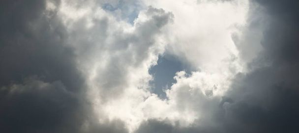Paisagem de nuvens épica. Nuvens de cúmulos ornamentais brancos antes da chuva. Tempo instável, raios de sol. Mar Báltico. Padrão natural, textura, fundo, papel de parede, 3D, recursos gráficos, design, espaço de cópia - Foto, Imagem