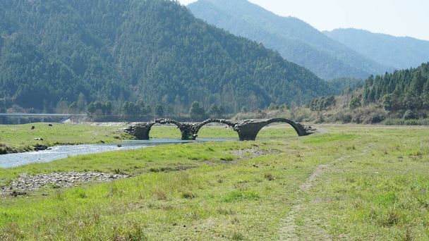 Yıllar önce Çin 'in kırsal kesimlerinde yapılmış eski bir kemerli taş köprü.  - Fotoğraf, Görsel