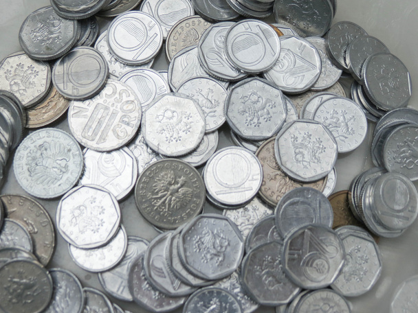 Tschechische Kronen (10- und 20-Cent-Münzen, jetzt aus dem Verkehr gezogen) mit ein paar österreichischen Schilling vor dem Euro - Foto, Bild