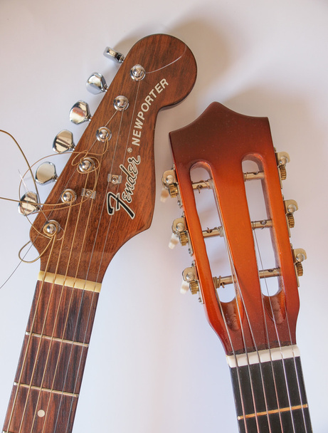 フェンダーのギターと一般的なフォーク ギター - 写真・画像