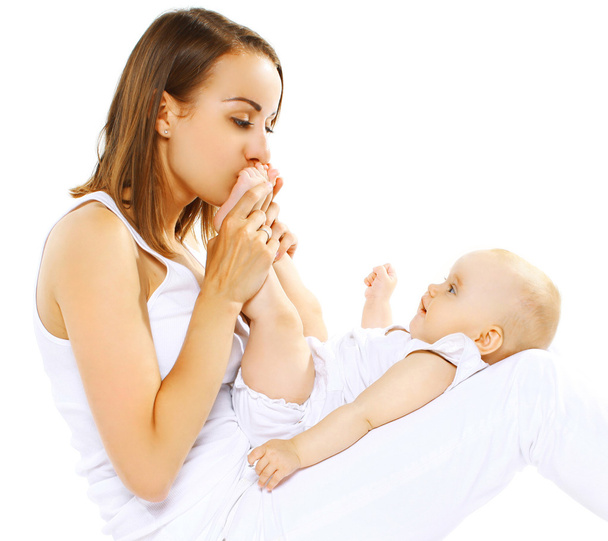 mama całuje stopy dziecka - Zdjęcie, obraz