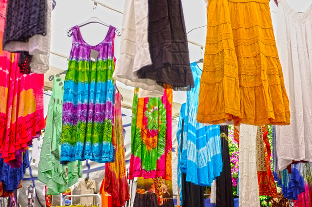 Oběšen dámské šaty v místním trhu - Fotografie, Obrázek