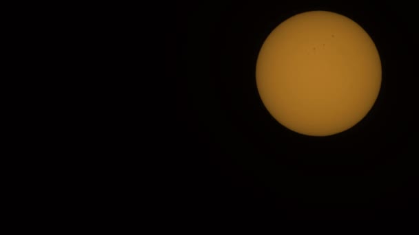 Χρόνος λήξης του Ήλιου σε ορατό φως με ηλιακές κηλίδες, Δεκέμβριος 2021. Κατά τη διάρκεια του ηλιακού μέγιστου, εμφανίζεται μεγάλος αριθμός ηλιακών κηλίδων - Πλάνα, βίντεο