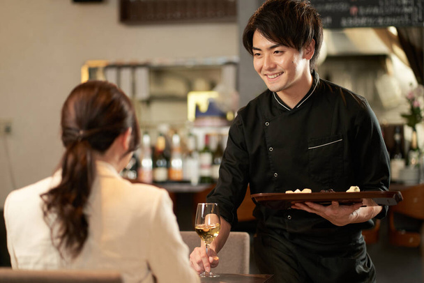 Aasialainen mies palvelu ravintolassa - Valokuva, kuva