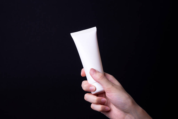 el embalaje de la crema de manos en manos femeninas - Foto, imagen