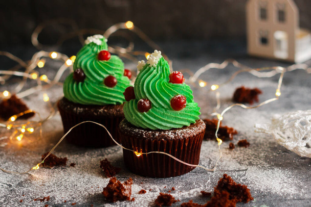Christmas cupcakes. Spruce-shaped green cupcakes. Dessert with winter design. Delicious cupcakes - Foto, immagini