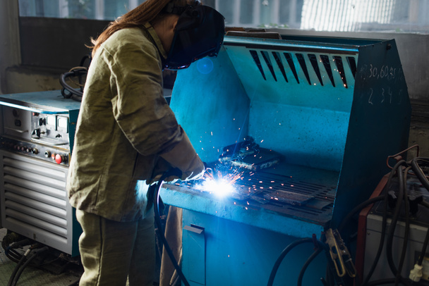Jonge lasser werkt met lasbrander in fabriek  - Foto, afbeelding