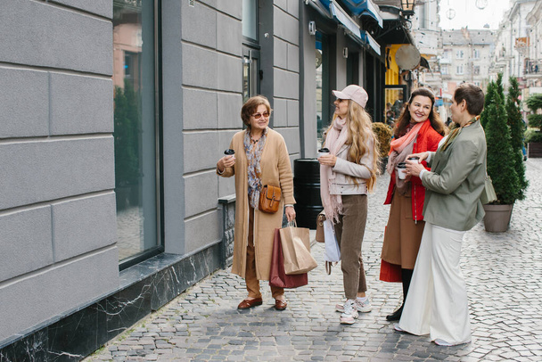 Літні жінки, найкращі друзі розважаються, гуляючи вулицями міста за покупками
. - Фото, зображення