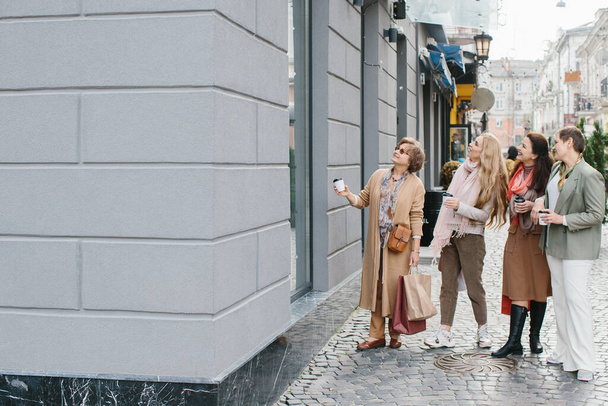 Oudere vrouwen, beste vrienden hebben plezier wandelen door de straten van de stad winkelen. - Foto, afbeelding