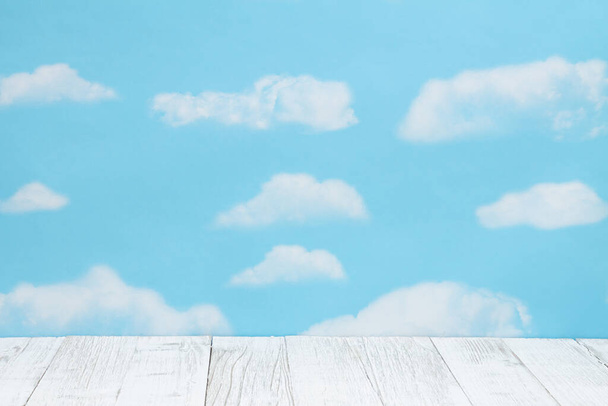 Blanker klarer Himmel mit verwittertem Holztisch mit Kopierplatz für Ihre Nachricht - Foto, Bild