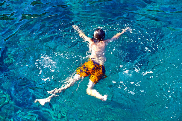 Junge schwimmt im Teenager-Alter - Foto, Bild