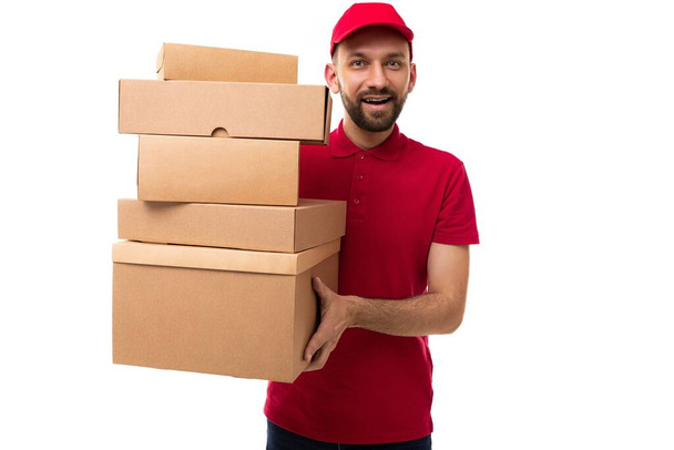 courier υπηρεσία παράδοσης με ένα βουνό από κουτιά στα χέρια του - Φωτογραφία, εικόνα
