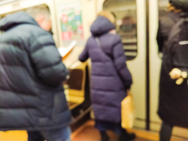 Zamazane zdjęcie ludzi w pociągu metra - Zdjęcie, obraz