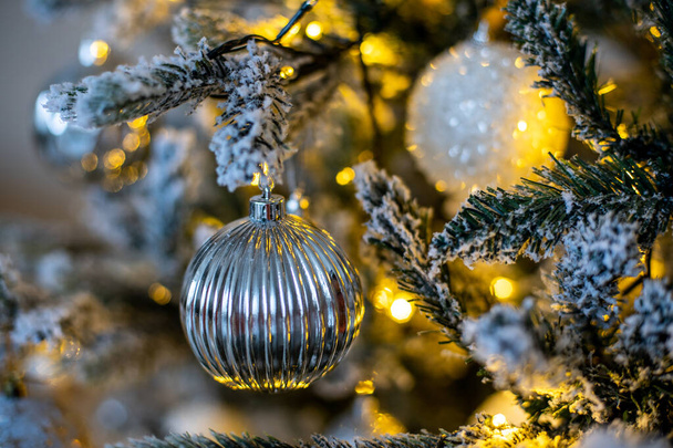 Christmas toys on the Christmas tree. golden christmas tree decoration - Foto, afbeelding